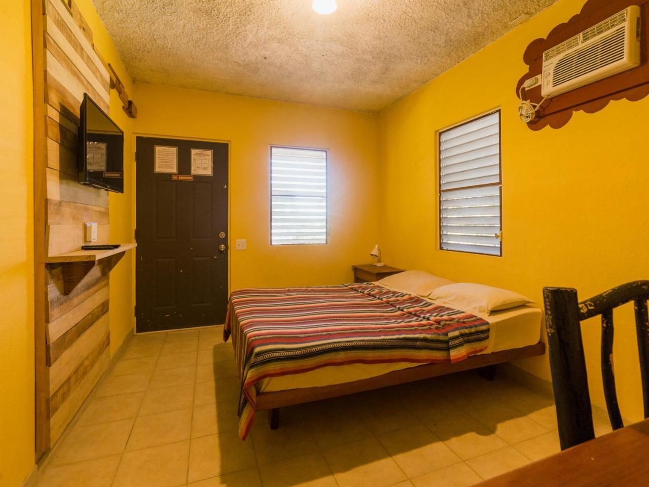 Auberge de jeunesse A Piece Of Ground à Punta Gorda Extérieur photo