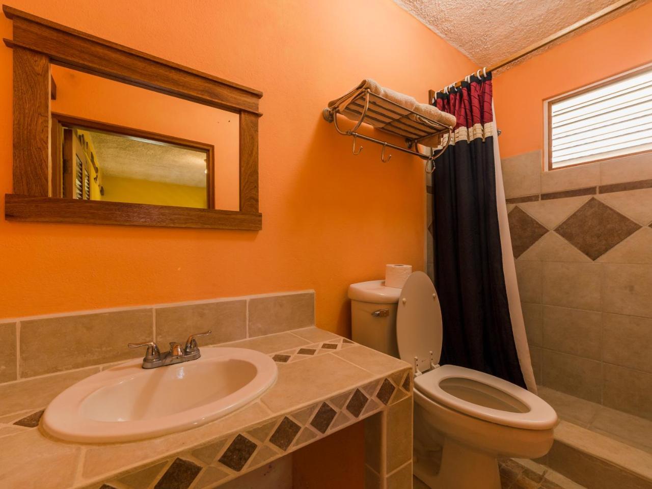 Auberge de jeunesse A Piece Of Ground à Punta Gorda Extérieur photo