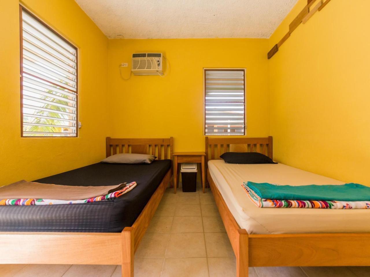 Auberge de jeunesse A Piece Of Ground à Punta Gorda Extérieur photo